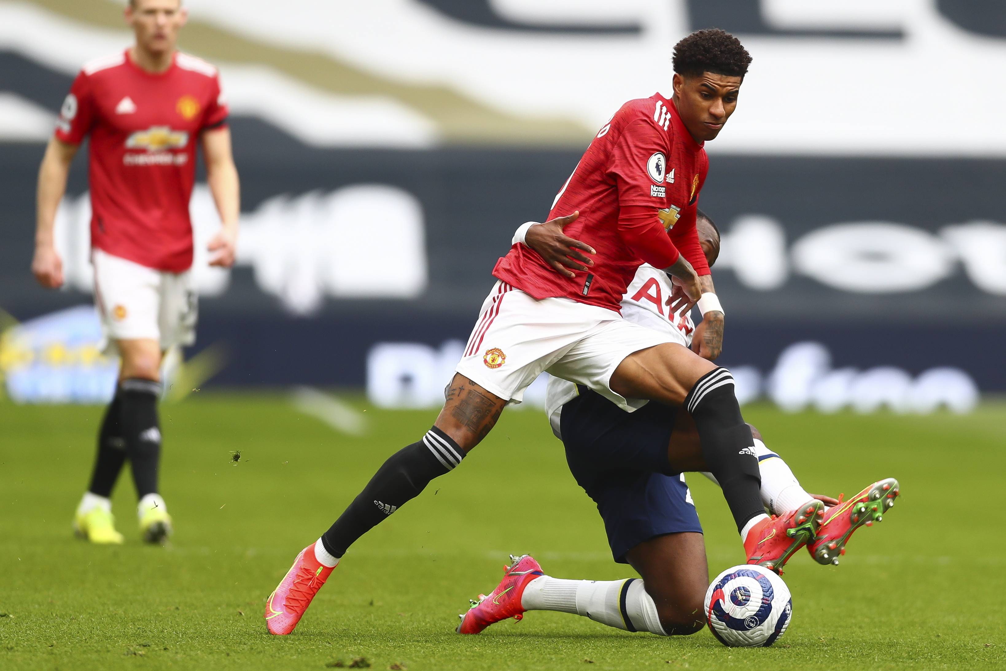 紧随其后 紧随其后