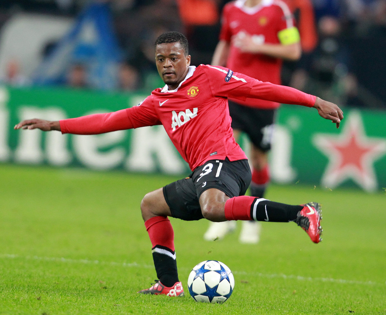 两翼球员需 两翼球员需